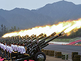 Les canons du salut à la République se preparent pour la parade du 3 septembre