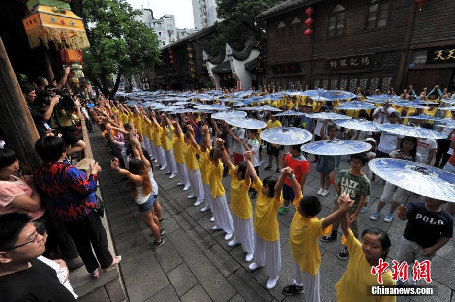 Plus de 600 jeunes chinois d'outre-mer organisent une flash mob à Fuzhou