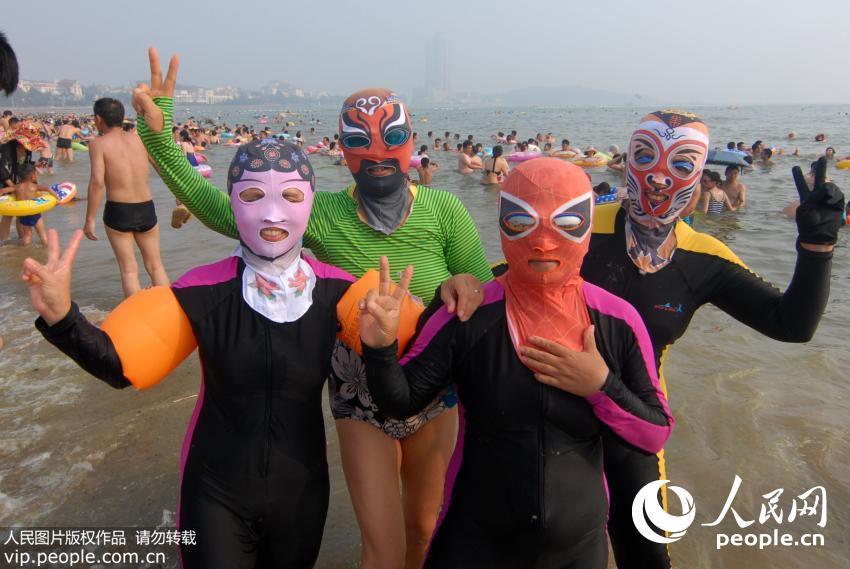 Le face-kini de l'Opéra de Pékin en vogue sur les plages de Qingdao