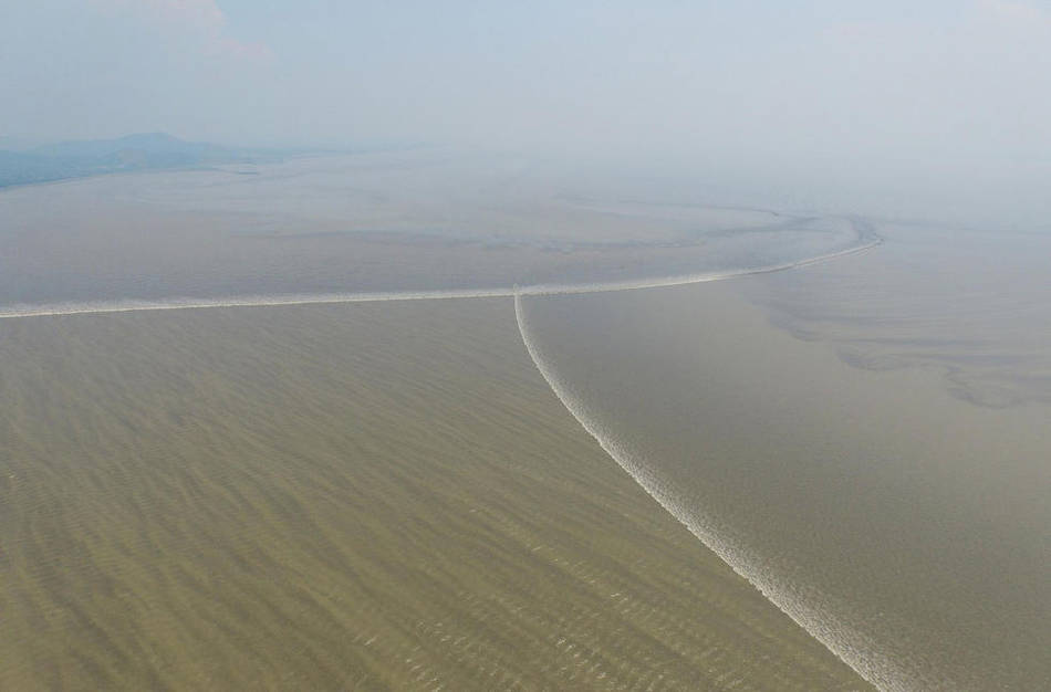 Un mascaret ? en croix ? se forme sur le fleuve Qiantang