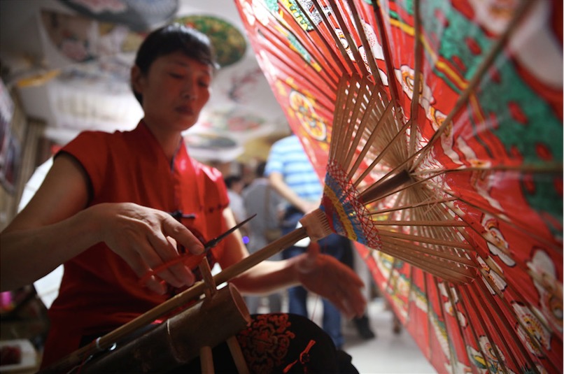 Fabrication de parapluies de papier huilé dans le comté de Fenshui à Luzhou, la province chinoise du Sichuan (sud-ouest du pays), le 6 ao?t 2015.