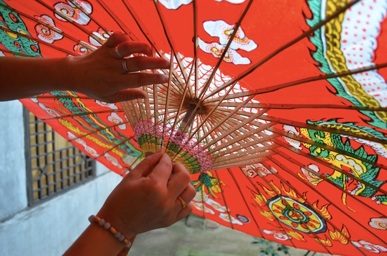 Fabrication de parapluies de papier huilé dans le comté de Fenshui à Luzhou, la province du Sichuan (sud-ouest de la Chine), le 6 ao?t 2015.