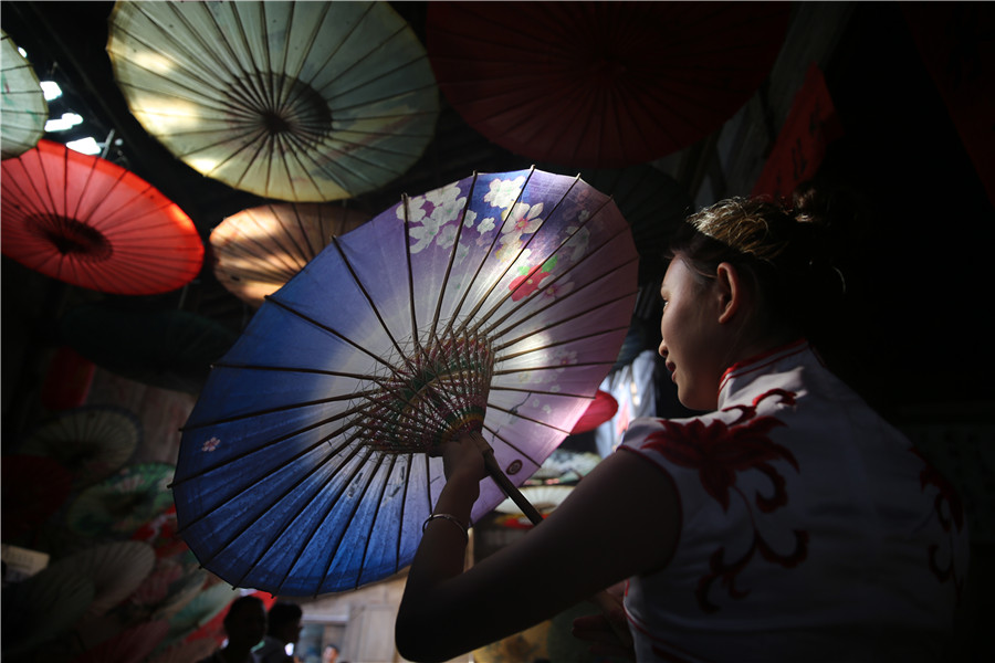 Motif à fleurs d’un parapluie de papier huilé.