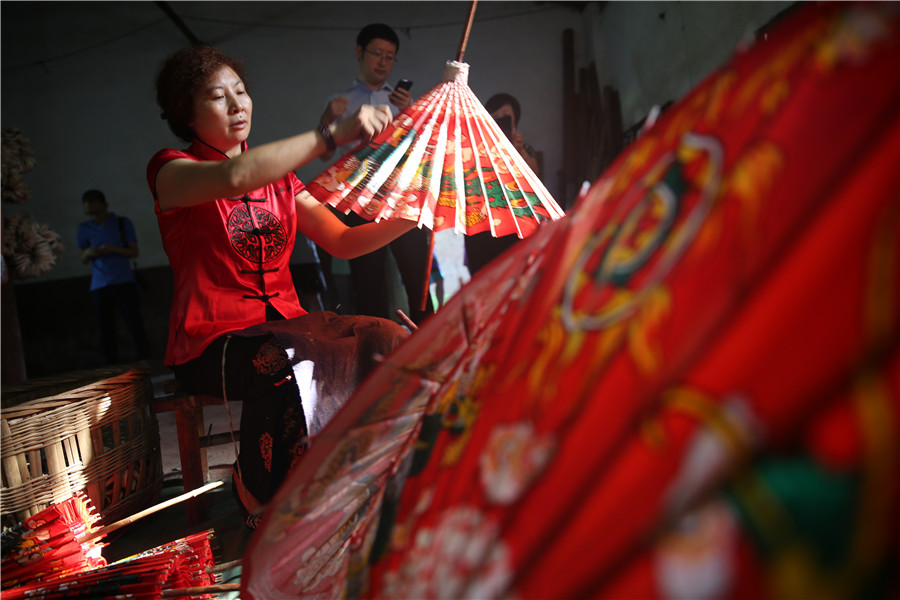 Fabrication de parapluies de papier huilé dans le comté de Fenshui à Luzhou, la province chinoise du Sichuan (sud-ouest du pays), le 6 ao?t 2015.