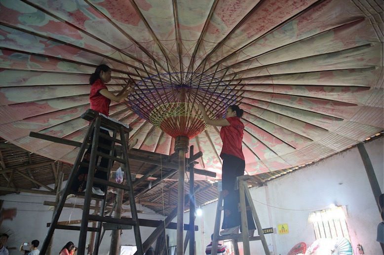 Fabrication de parapluies de papier huilé dans le comté de Fenshui à Luzhou, la province chinoise du Sichuan (sud-ouest du pays), le 6 ao?t 2015.