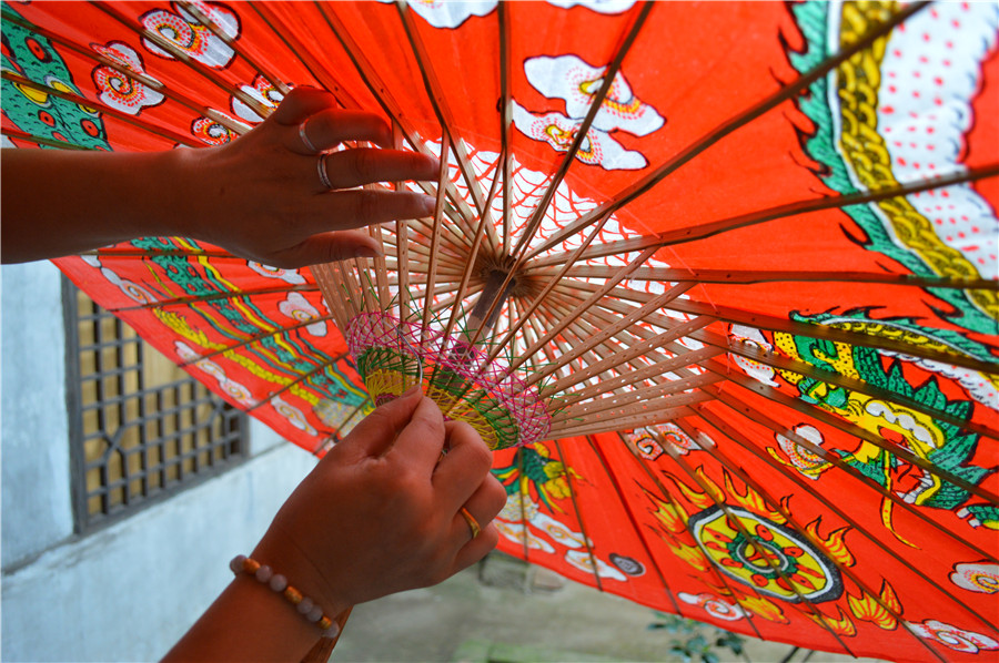 Les parapluies traditionnels de papier huilé brillent à l'ère moderne 