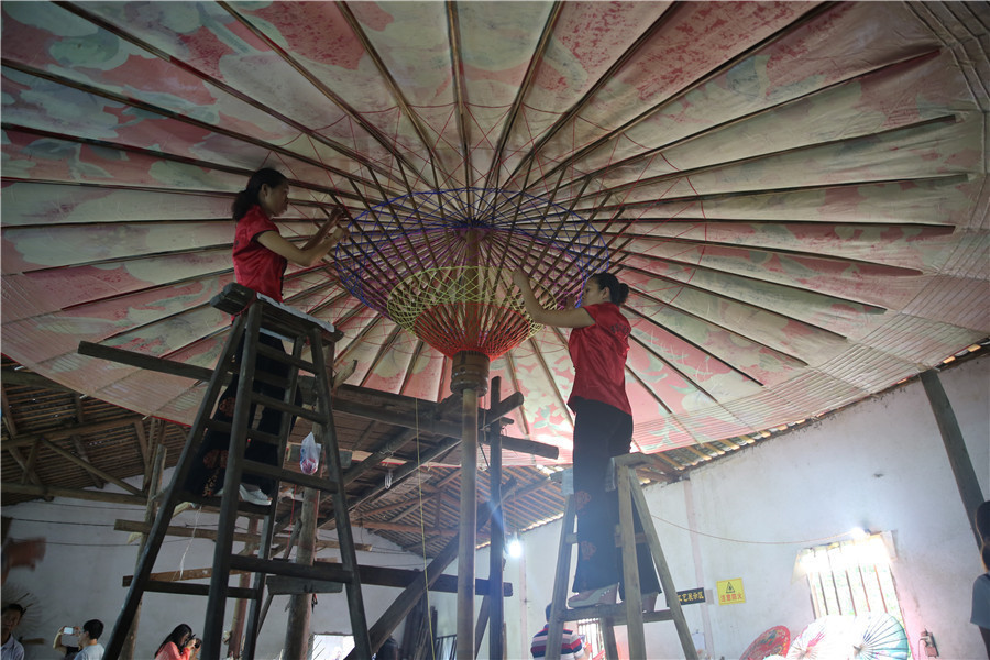 Les parapluies traditionnels de papier huilé brillent à l'ère moderne 