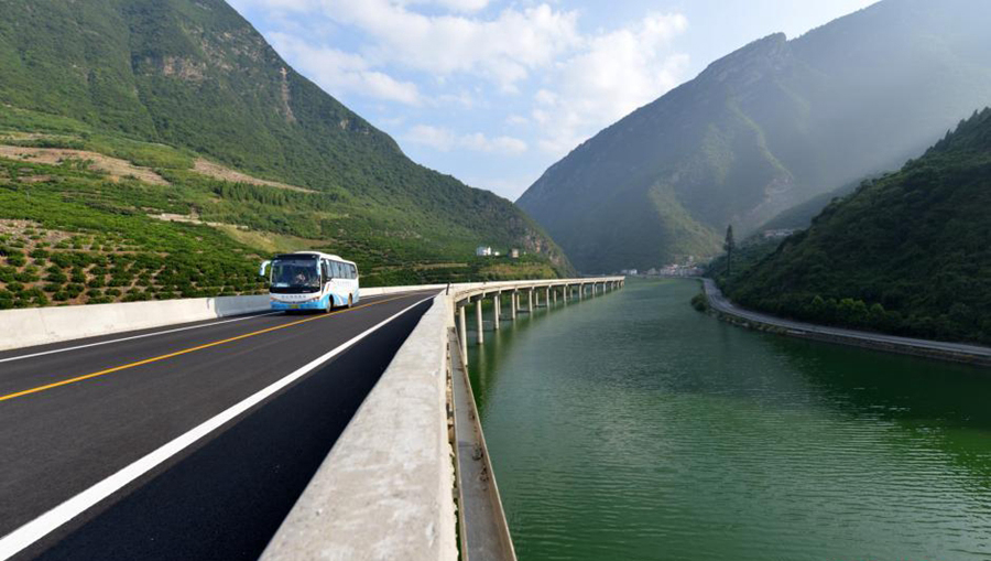 La route rend le voyage plus facile jusqu’au comté de Xingshan, situé dans la région réservoir des Trois Gorges, dans la province du Hubei en Chine centrale, le 9 ao?t 2015. [Photo/chinanews.com]