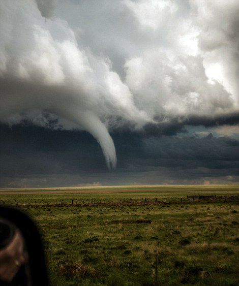 Etats-Unis : un arc-en-ciel pris dans une tornade