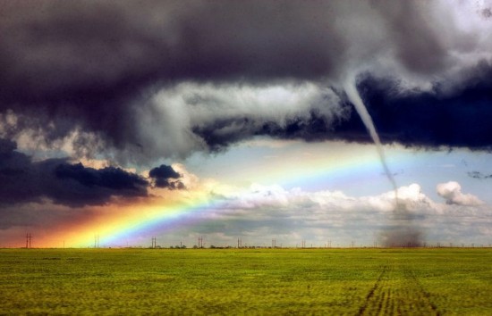 Etats-Unis : un arc-en-ciel pris dans une tornade