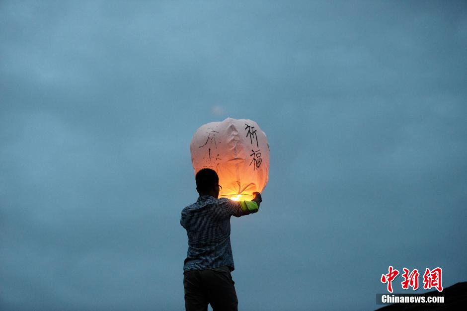 Des lanternes célestes pour rendre hommage aux victimes de Tianjin