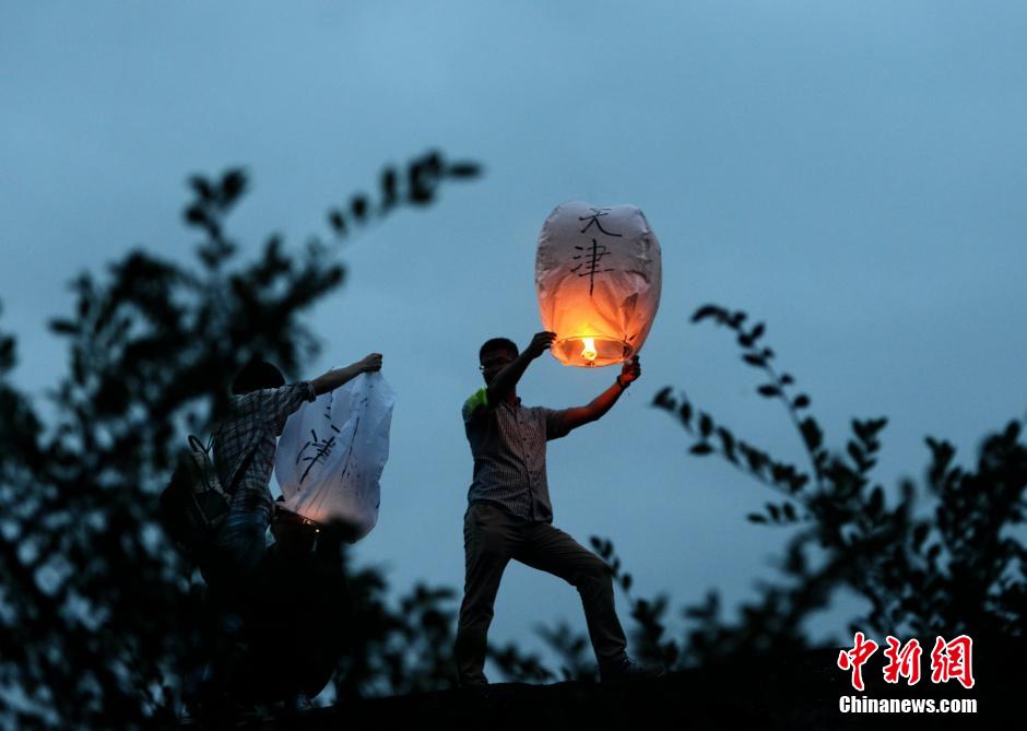 Des lanternes célestes pour rendre hommage aux victimes de Tianjin