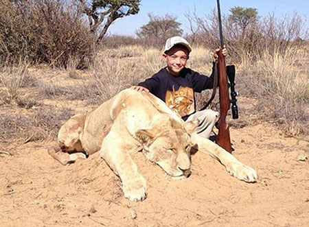 Un chasseur américain critiqué pour des photos de ses fils aux c?tés de lions morts