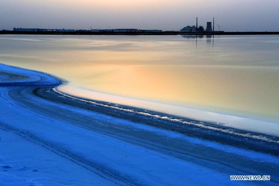 Photos - paysage d'une base de sylvite dans le Xinjiang