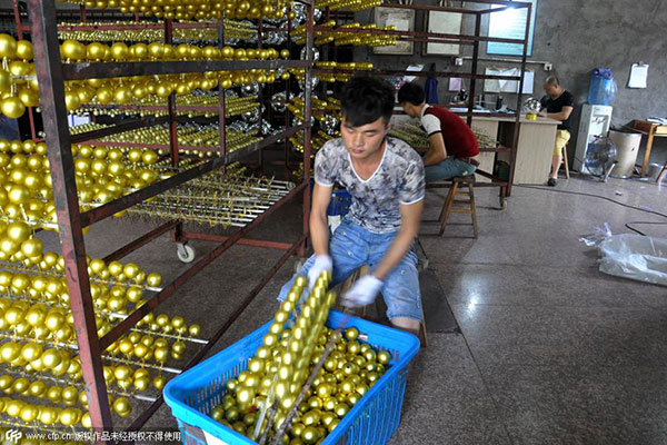 L'atelier du Père No?l de Yiwu déjà très actif