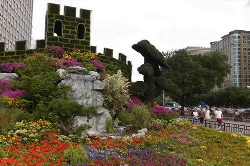 Tian'anmen en fleurs pour fêter la victoire de 1945 sur le Japon