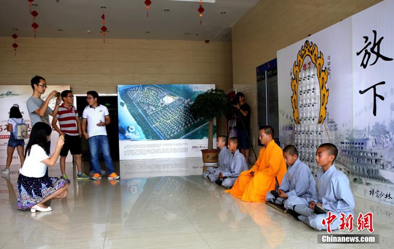 Tous accros au téléphone portable, les moines de Shaolin dépités... 