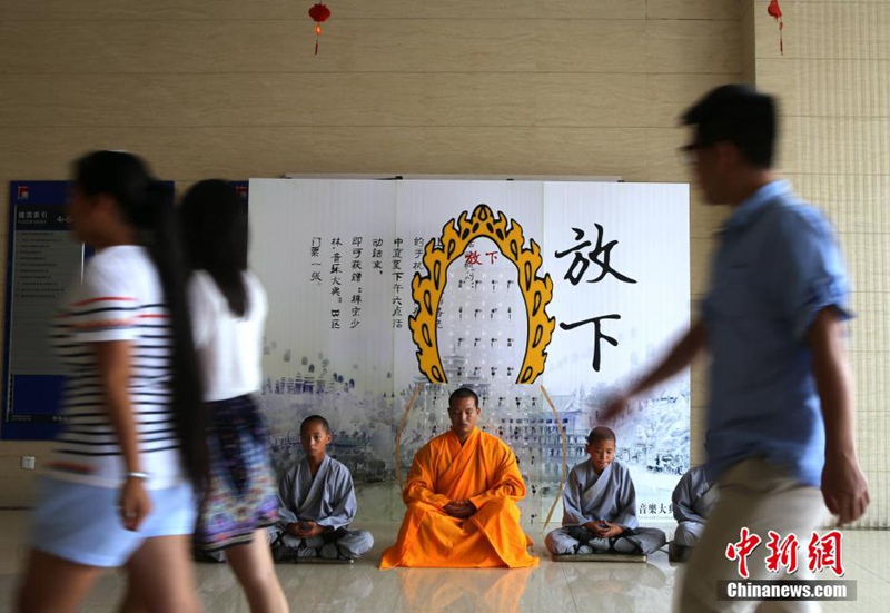 Tous accros au téléphone portable, les moines de Shaolin dépités... 