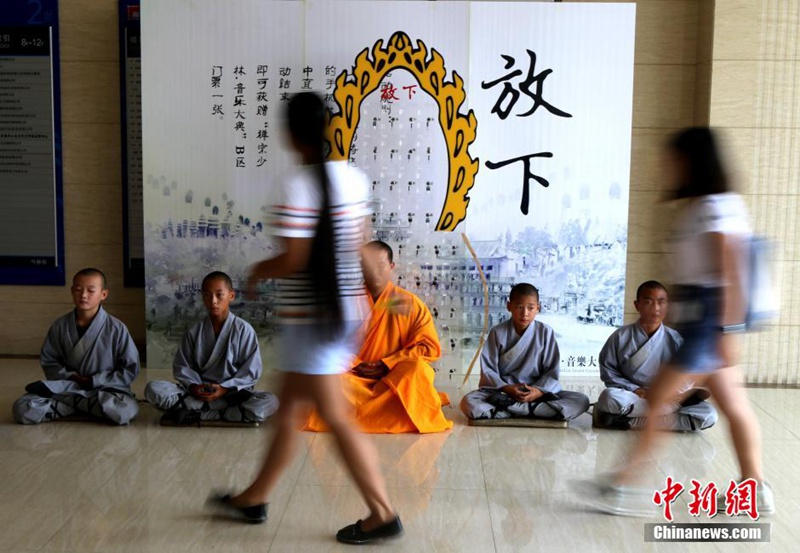 Tous accros au téléphone portable, les moines de Shaolin dépités... 