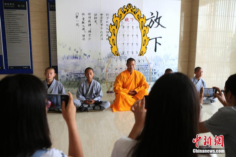 Tous accros au téléphone portable, les moines de Shaolin dépités... 