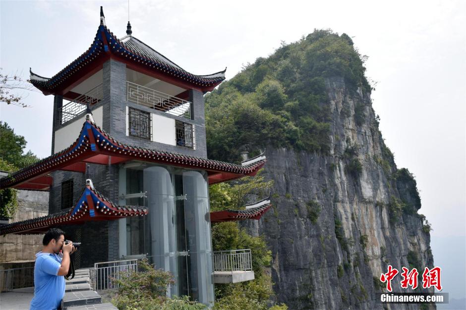 Hubei : un ascenseur construit sur la falaise