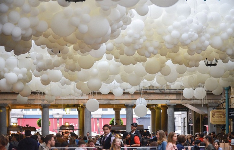 Londres : 100 000 ballons blancs envahissent Covent Garden