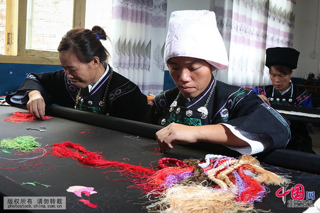 Patrimoine culturel : les magnifiques broderies de l'ethnie Buyi