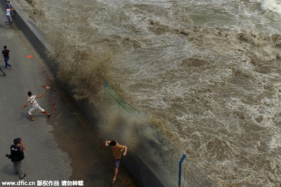 Impressionnant mascaret dans le Zhejiang