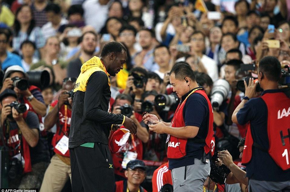 Le cameraman chinois qui a renversé Usain Bolt s’excuse en lui faisant un cadeau