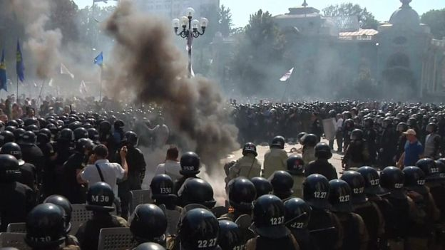 Manifestation contre une réforme constitutionnelle à Kiev : 1 mort et une centaine de blessés