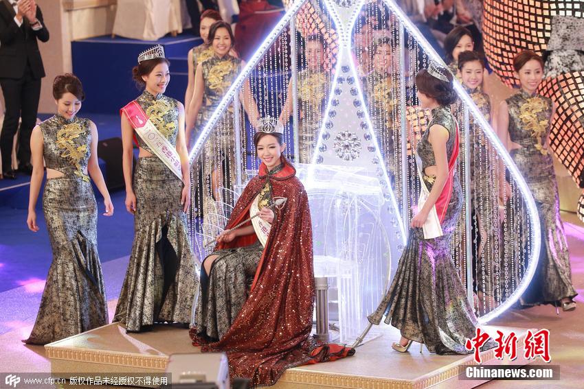 Louisa Mak, dipl?mée en droit de Cambridge, est couronnée Miss Hong Kong 2015