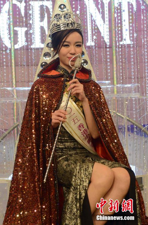 Louisa Mak, dipl?mée en droit de Cambridge, est couronnée Miss Hong Kong 2015