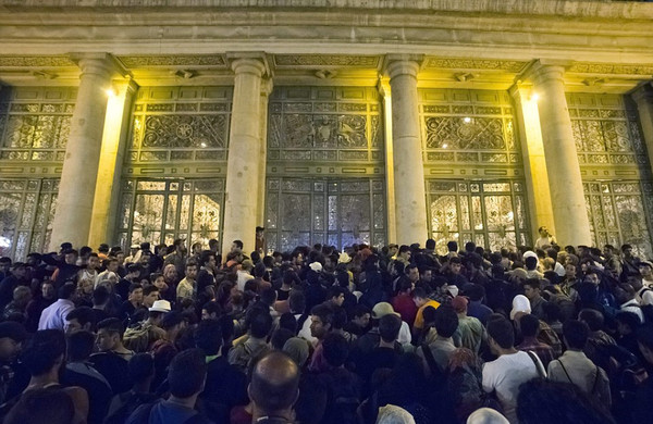 La Hongrie évacue et ferme la gare de Budapest pour empêcher le départ des migrants