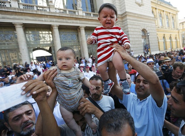 La Hongrie évacue et ferme la gare de Budapest pour empêcher le départ des migrants