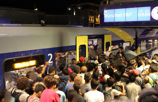 La Hongrie évacue et ferme la gare de Budapest pour empêcher le départ des migrants