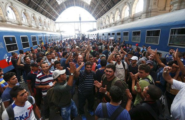 La Hongrie évacue et ferme la gare de Budapest pour empêcher le départ des migrants