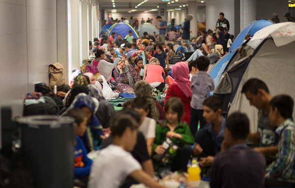 La Hongrie évacue et ferme la gare de Budapest pour empêcher le départ des migrants