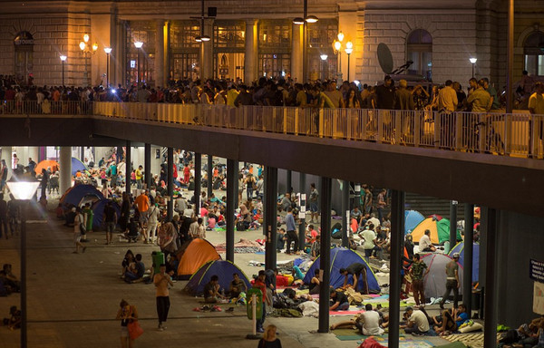 La Hongrie évacue et ferme la gare de Budapest pour empêcher le départ des migrants