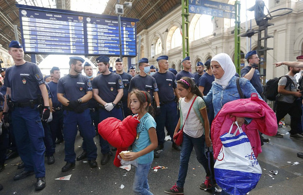 La Hongrie évacue et ferme la gare de Budapest pour empêcher le départ des migrants