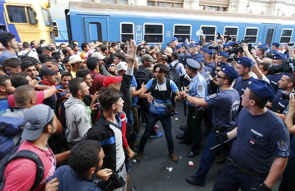 La Hongrie évacue et ferme la gare de Budapest pour empêcher le départ des migrants