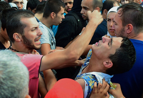 La Hongrie évacue et ferme la gare de Budapest pour empêcher le départ des migrants