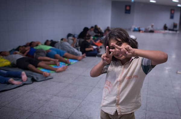 La Hongrie évacue et ferme la gare de Budapest pour empêcher le départ des migrants