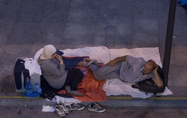 La Hongrie évacue et ferme la gare de Budapest pour empêcher le départ des migrants