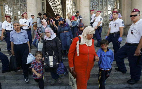 La Hongrie évacue et ferme la gare de Budapest pour empêcher le départ des migrants