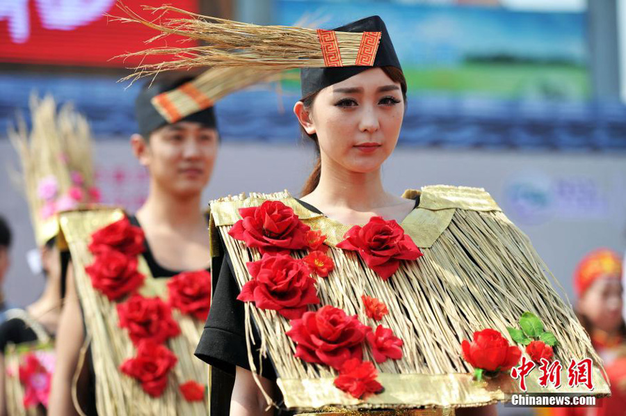 Des ? beautés de paille? célèbrent la Fête de la culture du riz à Shenyang