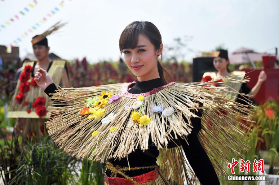 Des ? beautés de paille? célèbrent la Fête de la culture du riz à Shenyang