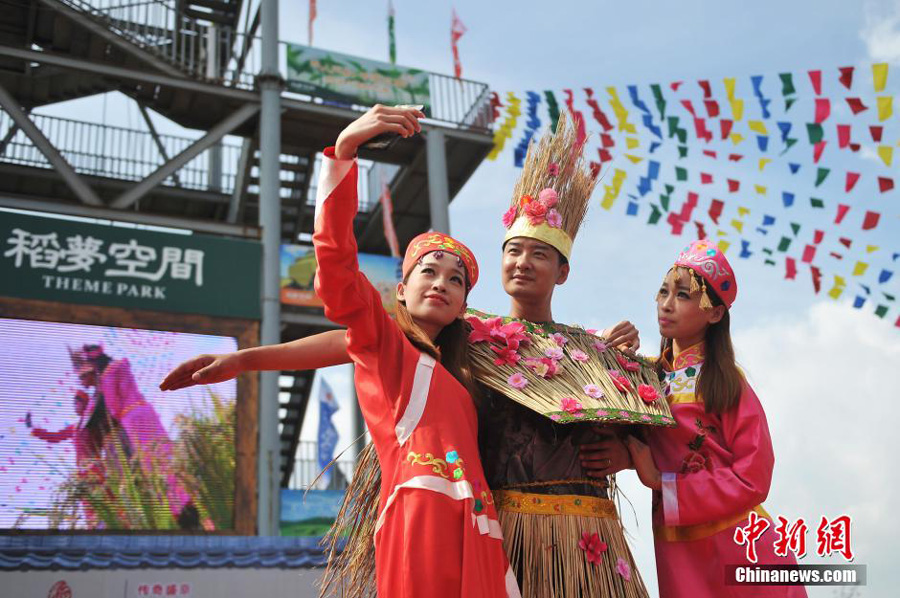 Des ? beautés de paille? célèbrent la Fête de la culture du riz à Shenyang