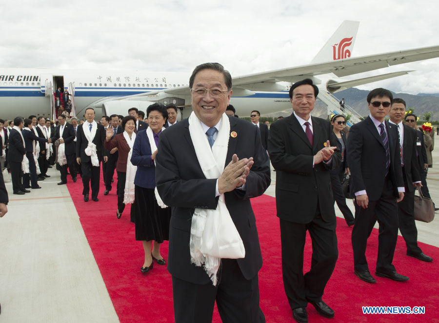 Arrivée de responsables du gouvernement central au Tibet pour le 50e anniversaire de sa fondation