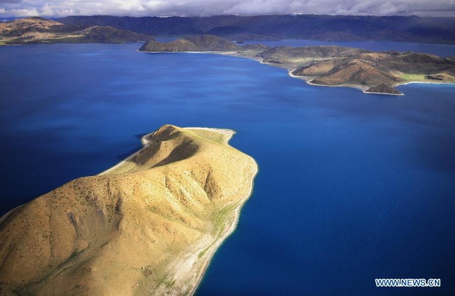 Le lac tibétain Yamzho Yumco,vu du ciel