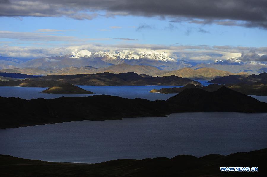 Le lac tibétain Yamzho Yumco,vu du ciel